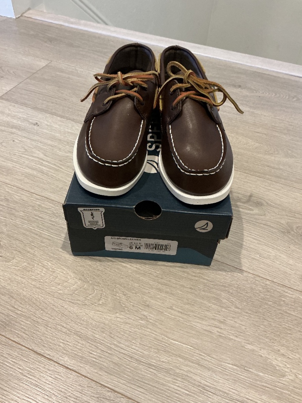 New Sperry brown leather size 6 M